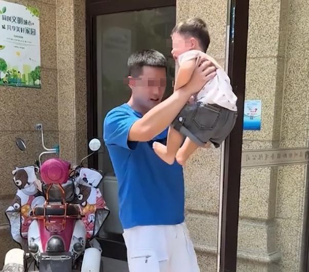 老婆生下男闺蜜的娃,丈夫却假装毫不知情,依旧悉心照料妻子