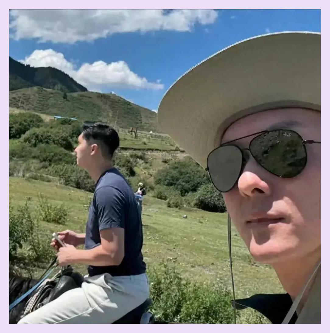 tvb视帝王浩信回新疆探亲!称想玩转南疆,拍照打卡引发性别误会