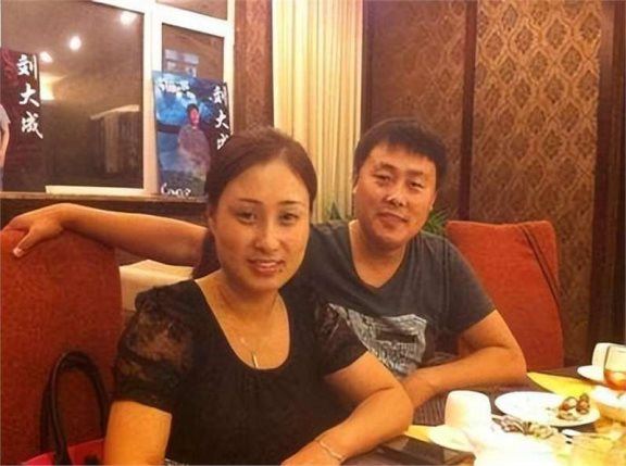 回顾14年前,成名后承诺不抛弃糟糠妻的刘大成,如今是否做到了?