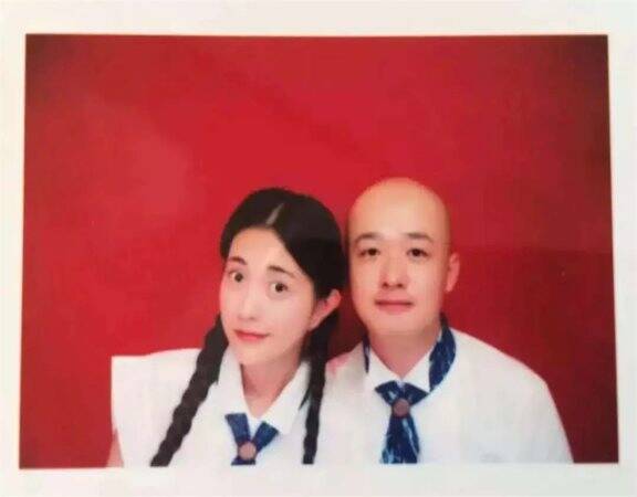 包文婧晒全家福庆生,和包贝尔亲吻女儿脸颊,一家三口超级好幸福