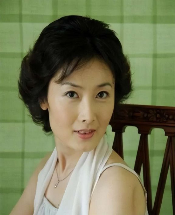主持人杨柳:被传10年换5任妻子,从央视离职的他,如今怎么样了