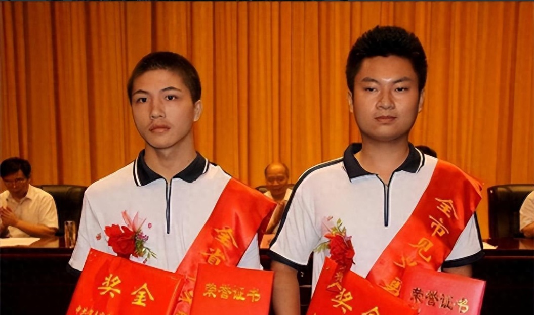 江西两位夺刀少年,为拯救全车人错过高考,十年后更加让人敬佩