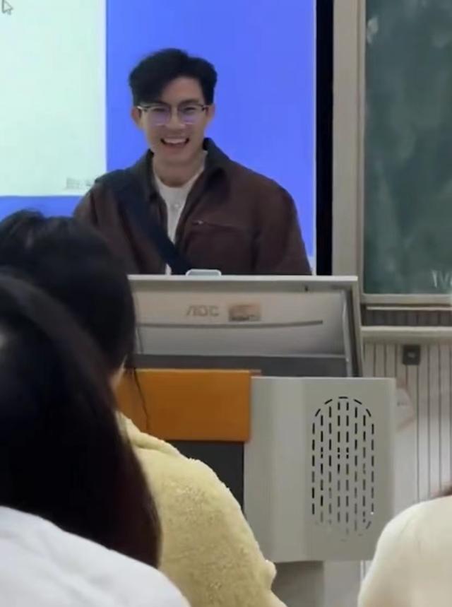 30岁男教师步入教室,非诚勿扰bgm响起,网友齐呼"帅气逼人"