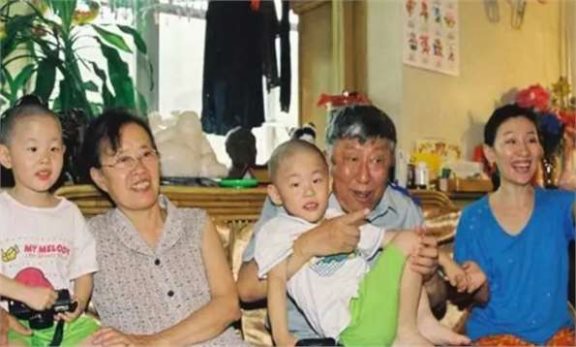 阎肃:与妻子恩爱有加,离世后遗产纠纷却让遗孀和儿子对簿公堂