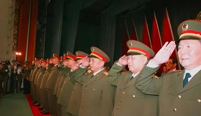 1988年,邓公决定恢复军衔制,一句"出了事我负责"彰显决心