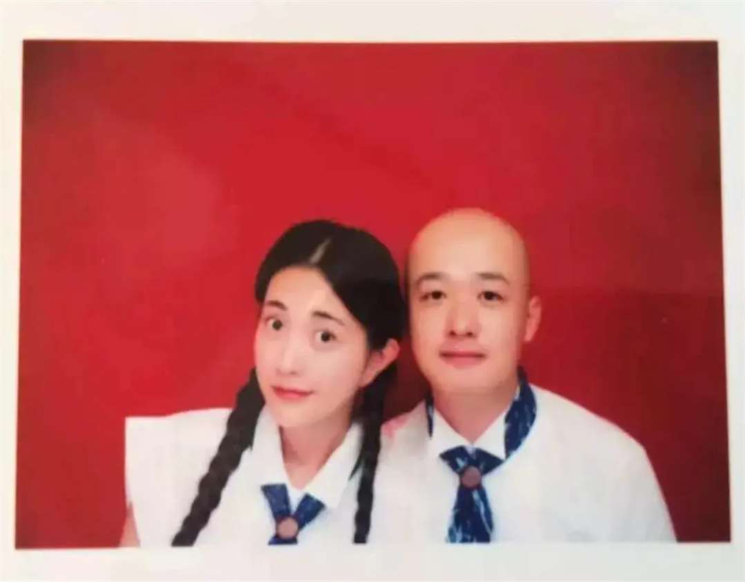 包文婧晒全家福庆生,与包贝尔亲吻女儿脸颊,一家三口欢乐幸福