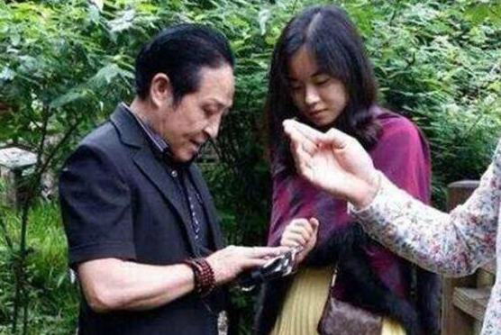 故事:气功大师王林,为落败四线女星开光转运,传输手法相当别致