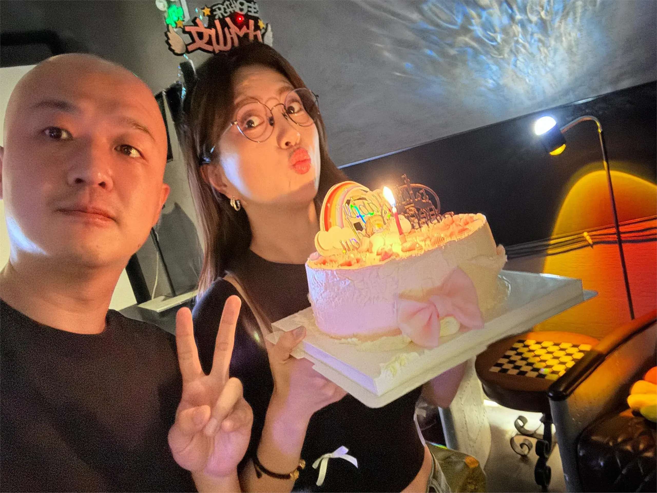 包文婧晒全家福庆生,与包贝尔亲吻女儿脸颊,一家三口欢乐幸福
