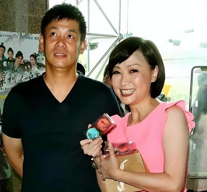 曾宝仪母亲罕见露面,与女儿同框像姐妹,谈及前男友表示愿意帮助