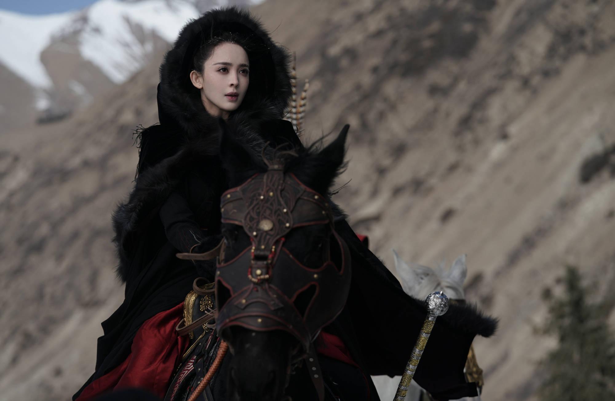 娜扎黑战袍高马尾,手握宝剑凛冽神情