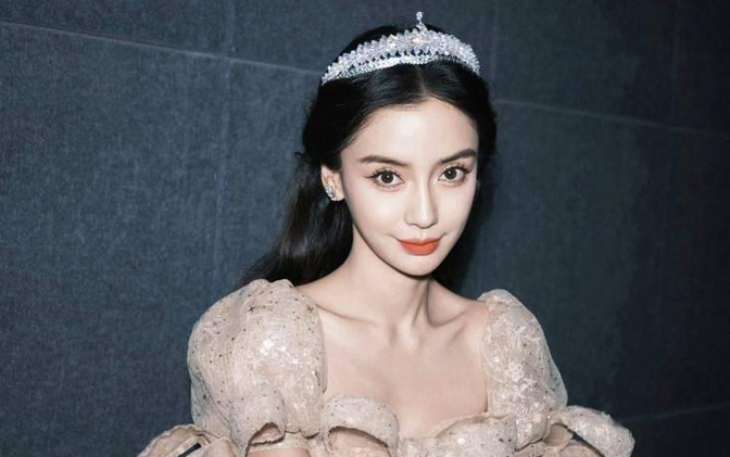 31岁杨颖上台领奖,摄影师"无意"关掉美颜,baby颜值翻车了