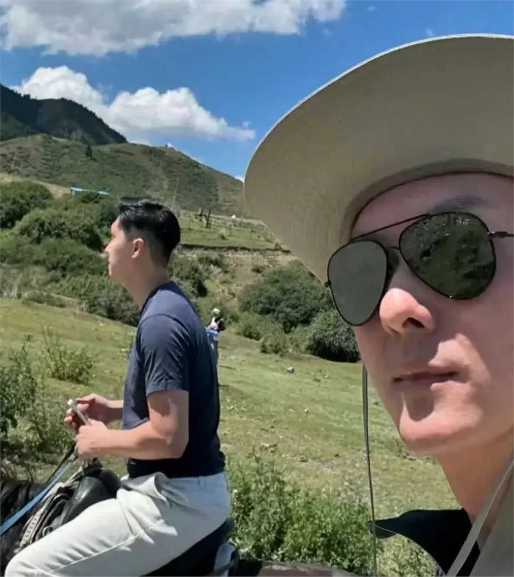 tvb视帝王浩信回新疆探亲!称想玩转南疆,拍照打卡引起性别误会