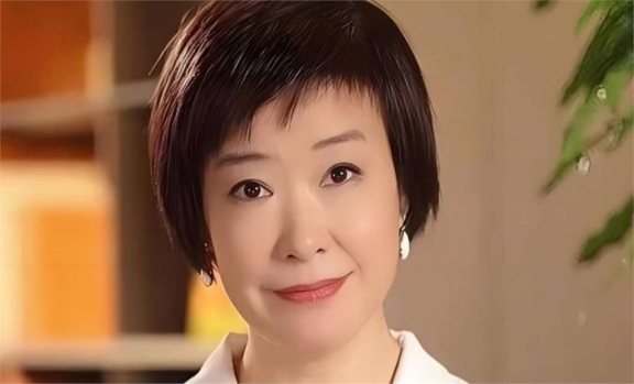 王雪纯:央视台长的女儿,22嫁初恋,23进央视,结婚30年无儿无女