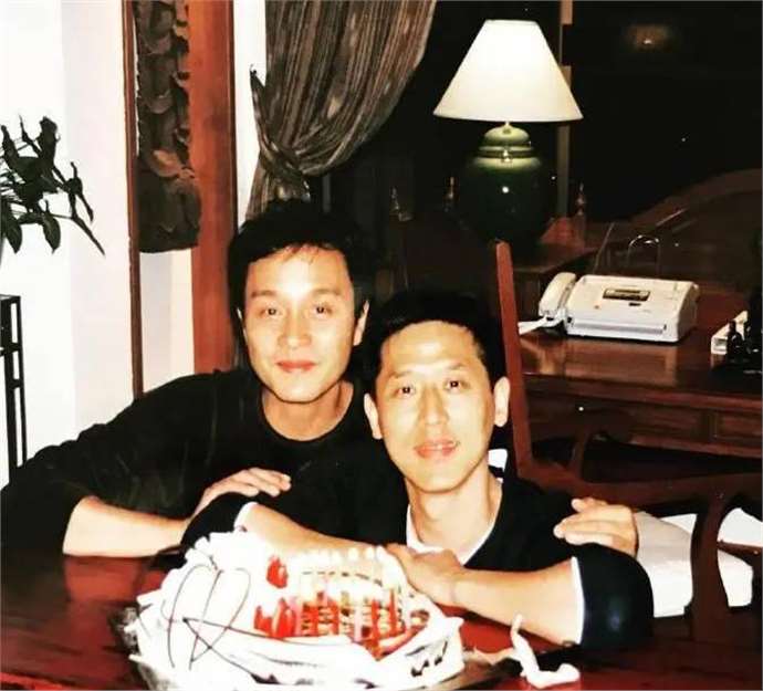 唐鹤德被曝交了新男友!住张国荣家中粉丝破防,二人亲密合影曝光