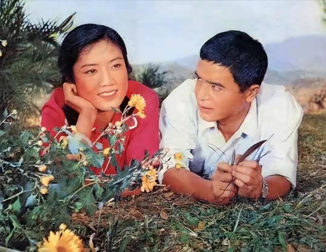 演员李秀明:22岁堪比刘晓庆,38岁息影与老公卖薯片,如今怎样