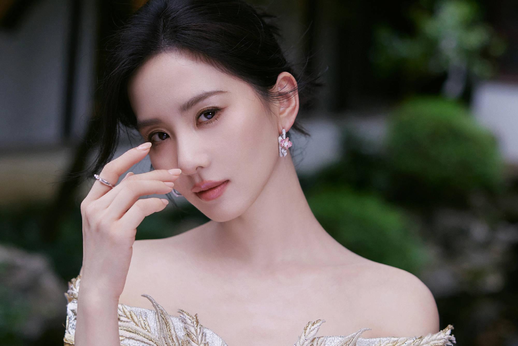 刘诗诗书香婀娜,鎏金绣裙盘发韵味