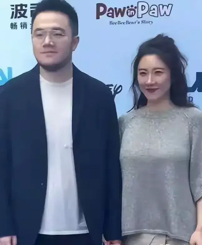 北京美女王博谷:嫁小7岁巴图为妻,婚后生孩子,风光背后有泪水