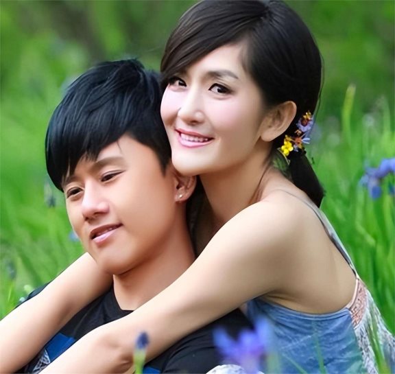 张杰谢娜庆祝12年合照,甜蜜合影显幸福,三女添彩,真爱典范