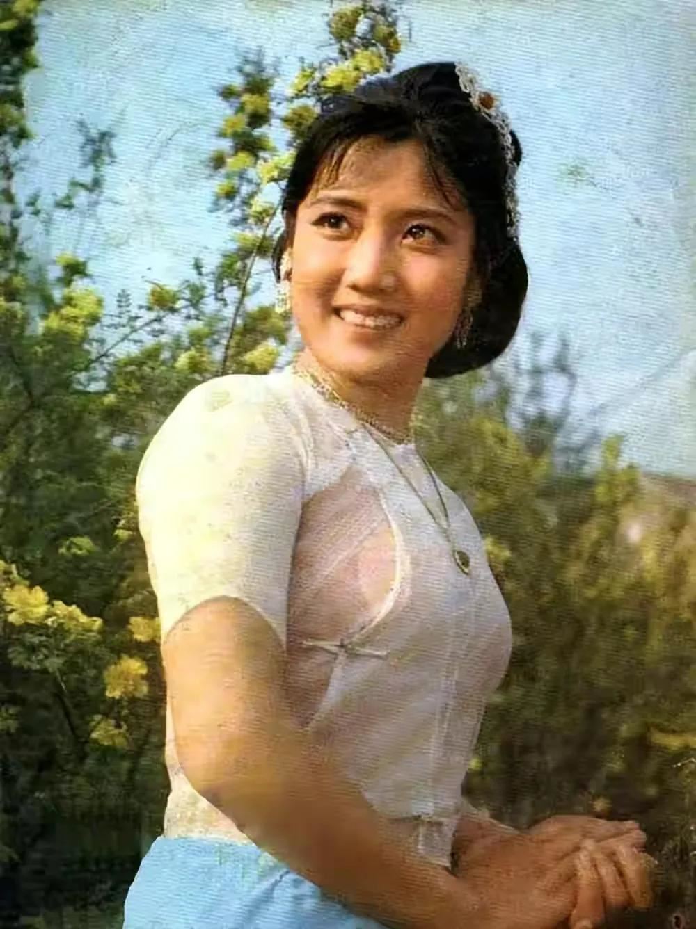 演员李秀明:22岁堪比刘晓庆,38岁息影与老公卖薯片,如今怎样