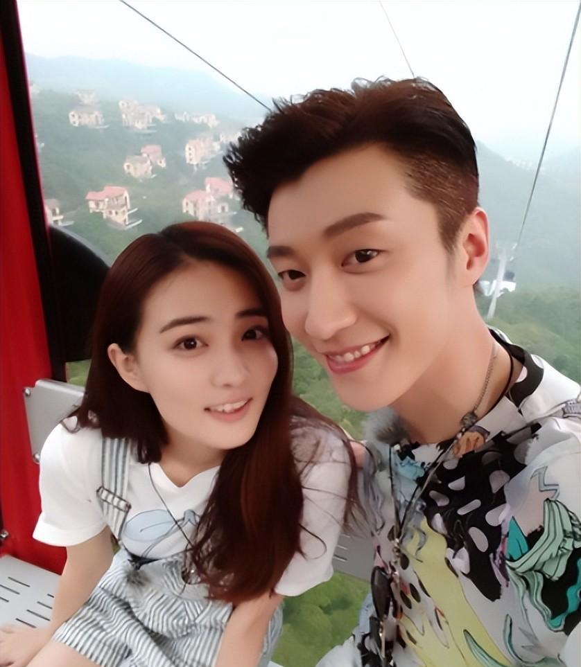 徐璐和新男友现身日本街头,瘦得让人心疼,胳膊细得跟竹竿一样