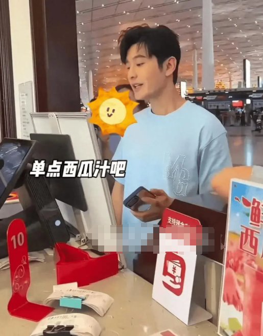 人好又接地气!黄晓明机场请粉丝吃饭喝饮料,46岁真显年轻
