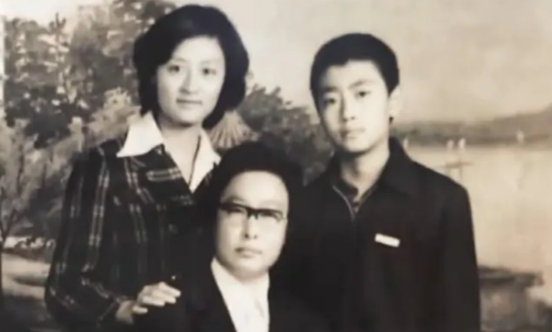黄俊鹏:根正苗红,曾经努力考理工科,却意外成全了妈妈的演员梦