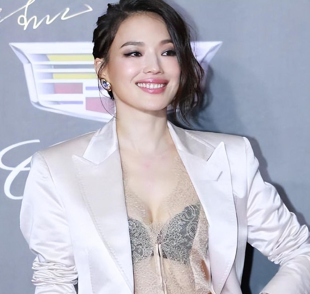 哇!舒淇中门大开霸气十足,"酥胸半露"性感撩人,真是大饱眼福