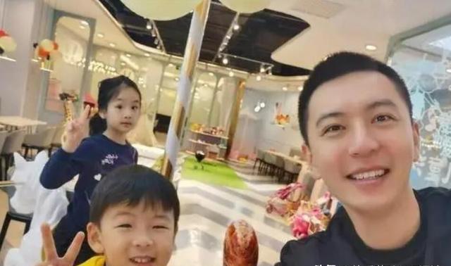 杨鸣与女儿意外相遇:10岁女儿身高超过1.7米,女友思思博士毕业