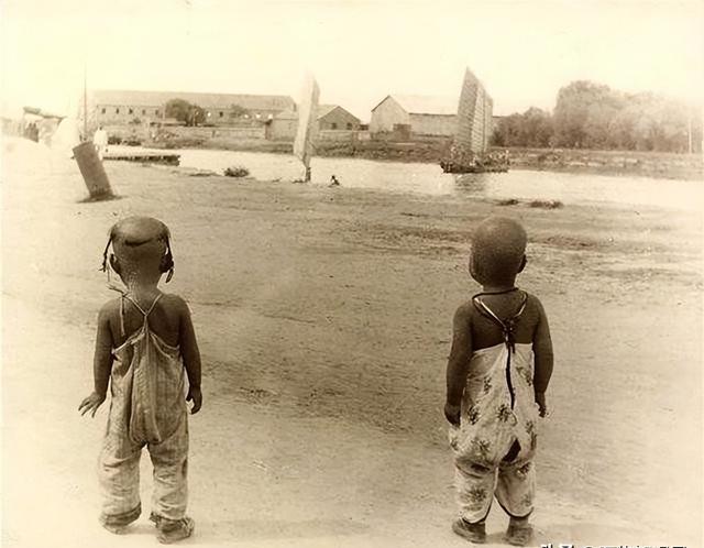 民国儿童老照片:有钱人锦衣玉食,穷人家玩泥巴,外出逃荒最可怜