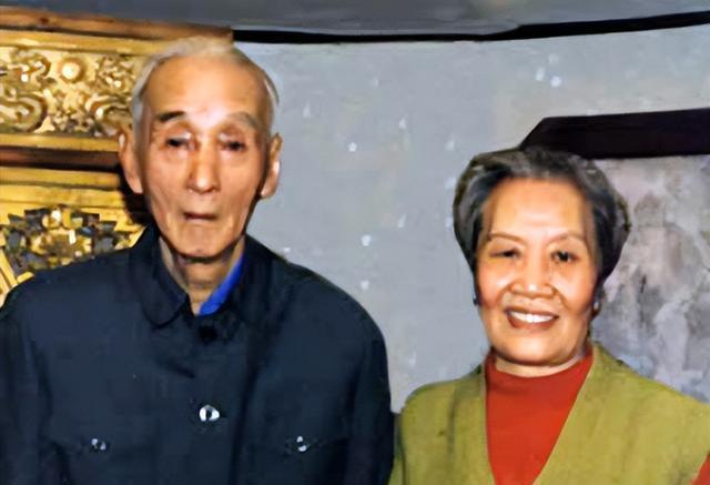 牛振华:从厨师逆袭为著名笑星,酒驾离世19年后妻女情况怎样?