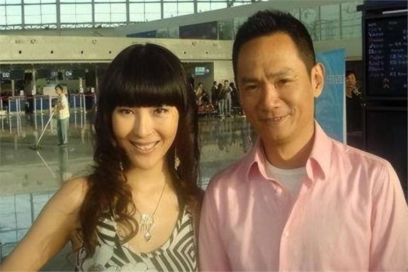 果靖霖:深爱亡妻14年,葬礼上悲痛欲绝,现在重新找到生活的色彩