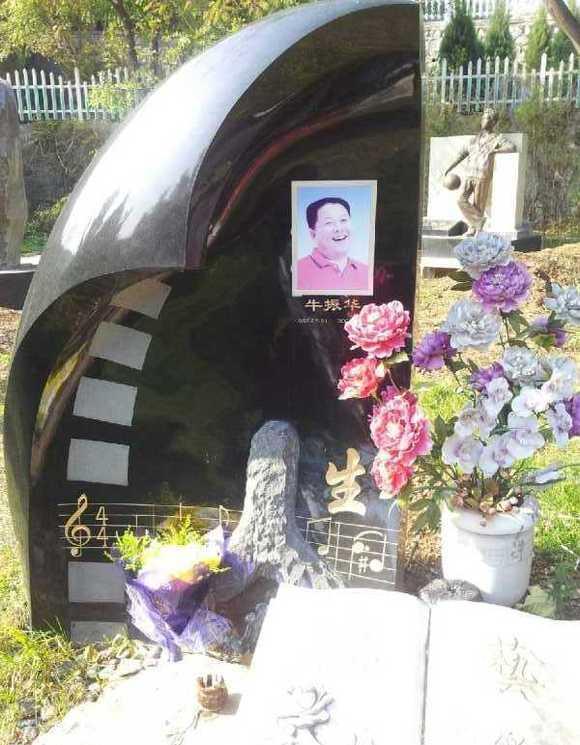 牛振华:从厨师逆袭为著名笑星,酒驾离世19年后妻女情况怎样?