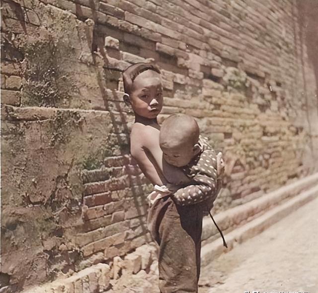 民国儿童老照片:有钱人锦衣玉食,穷人家玩泥巴,外出逃荒最可怜