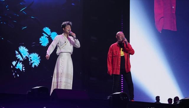 火风62岁登场,演唱《大花轿》,大连观众全情合唱