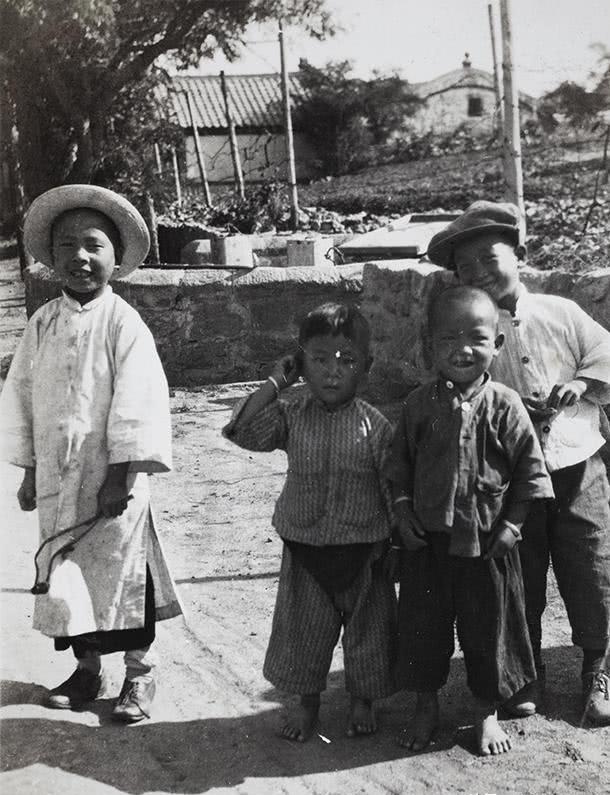 民国儿童老照片:有钱人锦衣玉食,穷人家玩泥巴,外出逃荒最可怜