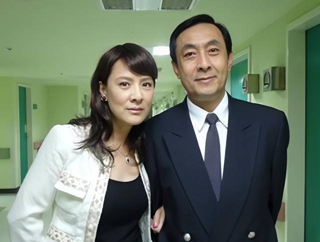 李萍冲击金爵奖影后!她的两任丈夫都是演员,丧偶后担心女儿婚恋