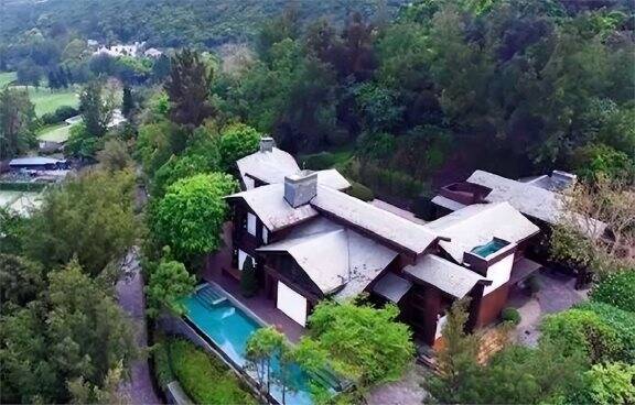 当45岁的胡静与梁洛施一起晒豪宅,谁是真的入豪门也就一目了然了