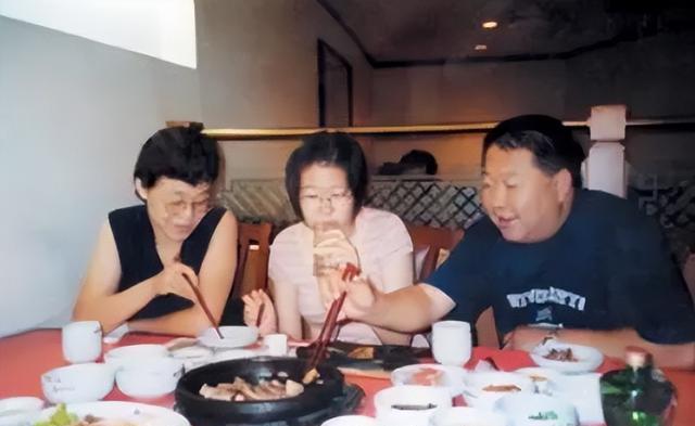 牛振华:从厨师逆袭为著名笑星,酒驾离世19年后妻女情况怎样?