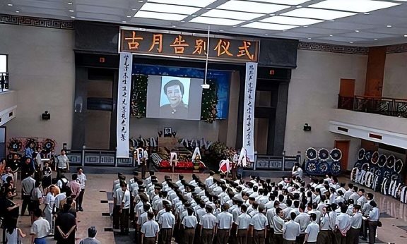 2005年特型演员古月追悼会:挽联长达6米,300名广州市民自发送行