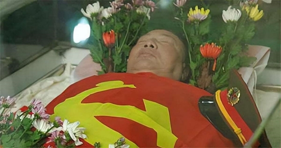 2005年特型演员古月追悼会:挽联长达6米,300名广州市民自发送行