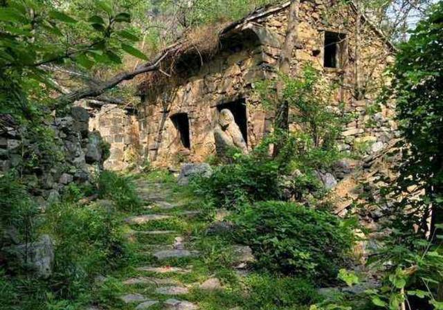 河南有一个被誉为"第一鬼村"的村庄,传说层出不穷,引人探索