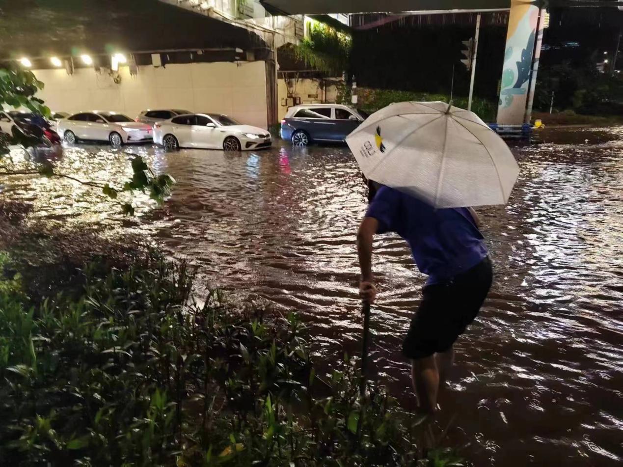 暴雨袭城 他们闻汛而动!