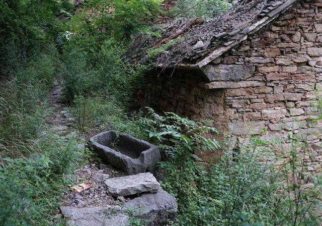 河南有一个被誉为"第一鬼村"的村庄,传说层出不穷,引人探索