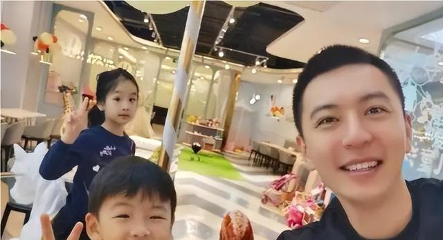 杨鸣女友思思博士毕业,与10岁女儿逛街画面温馨,两人关系曝光!