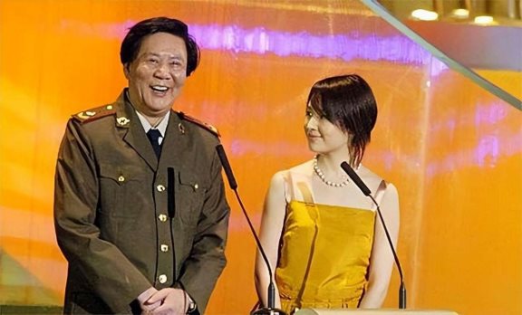 2005年特型演员古月追悼会:挽联长达6米,300名广州市民自发送行