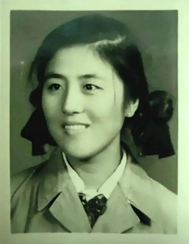 1949年,梁兴初的结婚照,妻子任桂兰高颜值,四个孩子,家庭幸福