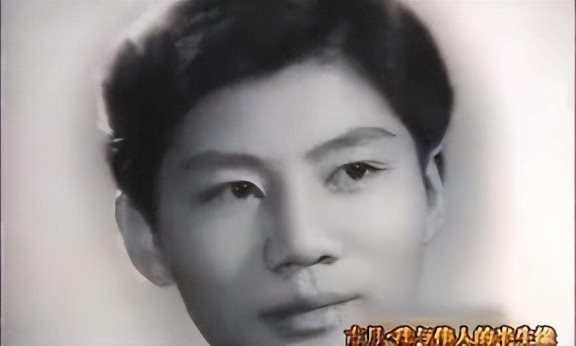 2005年特型演员古月追悼会:挽联长达6米,300名广州市民自发送行