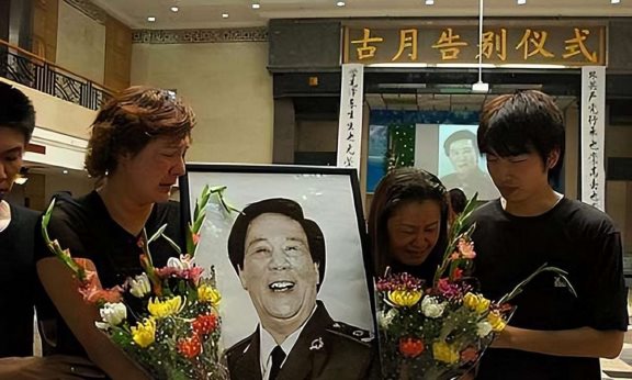 2005年特型演员古月追悼会:挽联长达6米,300名广州市民自发送行