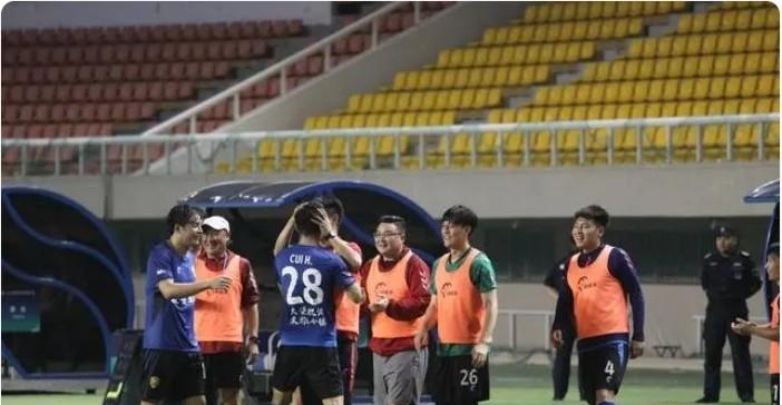 大连鲲城大胜冲甲!足球之夜记者现场实况转播