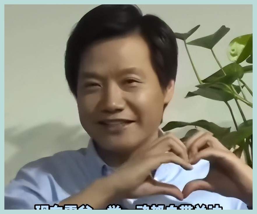 雷军爆改太搞笑,工装配朋克项链成硬汉,网友:帽子一戴我见犹怜